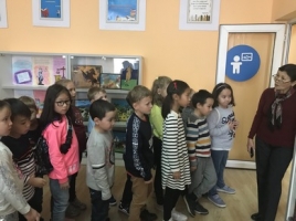 1st grade students visited the Begalin library