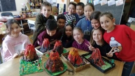 Студенты четвертых классов выполнили макеты вулканов